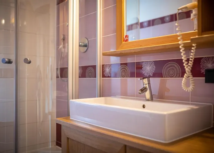 Elinas Mountain Views